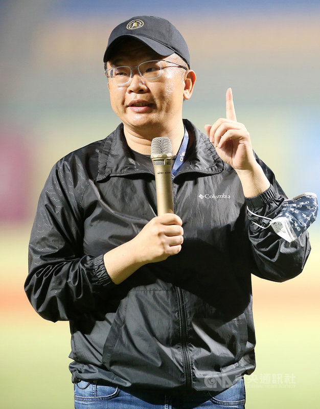 中華職棒官辦熱身賽26日兩地開打,中職會長蔡其昌到斗六棒球場見證中信兄弟與味全龍交手,賽前並向現場球迷致詞。(中華職棒提供)中央社記者楊啟芳傳真 110年2月26日