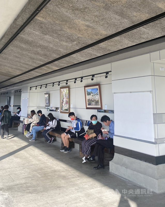 台鐵彰化站整修工程已大致完工,月台區候車椅將全面改為枕木椅,月台牆面因火車經過月台會產生鐵鏽而設計成乳白色;為免牆面單調,也特別在月台牆面和站內天橋展出畫作,讓冷冰冰的火車站線條變柔和。中央社記者吳哲豪彰化攝 110年2月26日