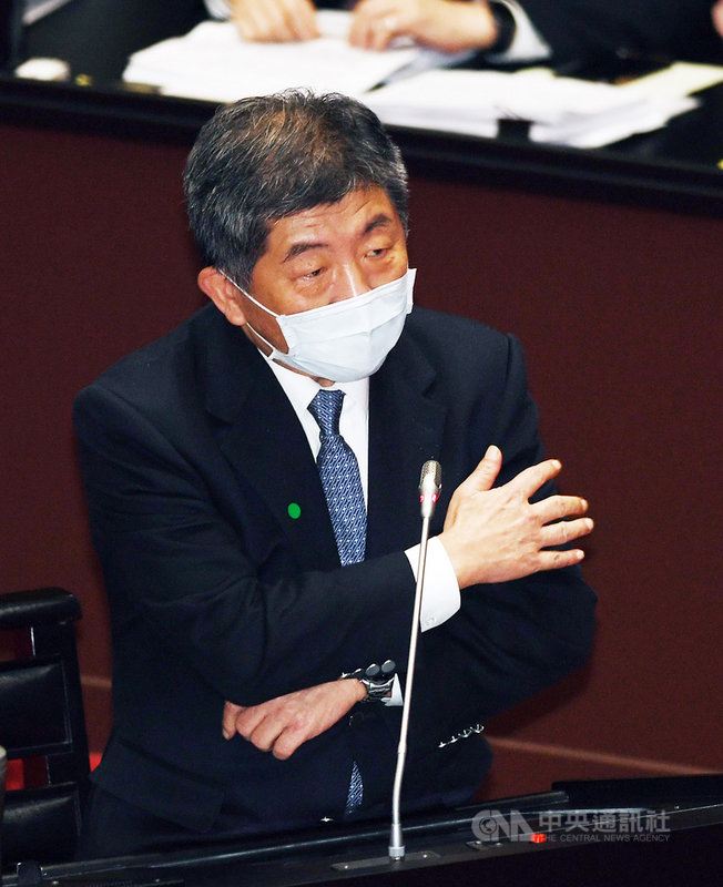 武漢肺炎國產疫苗部分,目前已有高端、聯亞兩家藥廠進入二期臨床試驗。衛福部長陳時中26日在立法院備詢時指出,若一切順利的話,7月就可能施打國產疫苗。中央社記者施宗暉攝 110年2月26日