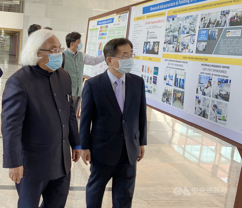 印度哈雅納省亞米提大學校長夏瑪(左)26日陪同駐印度代表葛葆萱(右)參觀古爾岡校園。(駐印度代表處教育組提供)中央社記者康世人新德里傳真 110年2月26日