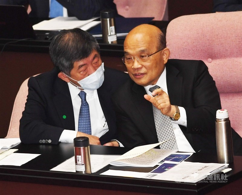 行政院長蘇貞昌26日上午到立法院就有關COVID-19篩檢、疫苗整備及百億養豬產業基金相關事項專案報告及備詢。圖為蘇貞昌(右)與衛福部長陳時中(左)交換意見。中央社記者施宗暉攝 110年2月26日