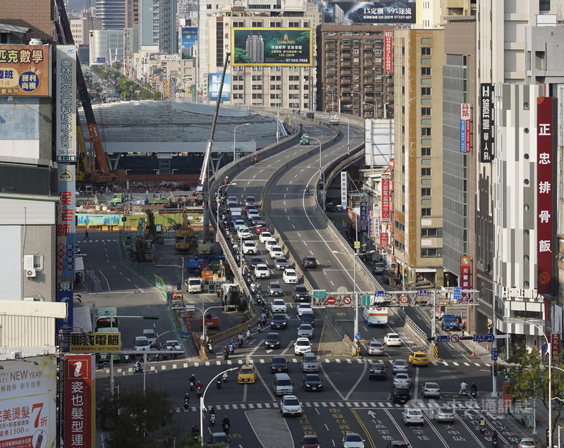 高雄原中博地下道連接中山路及博愛路,為辦理鐵路地下化工程,興建中博臨時高架橋取代,通車啟用迄今17 年;但鐵路地下化工程因中博高架橋未拆除,無法進行多項施工工程,因此決議拆除,27日將正式動工。中央社記者董俊志攝 110年2月26日