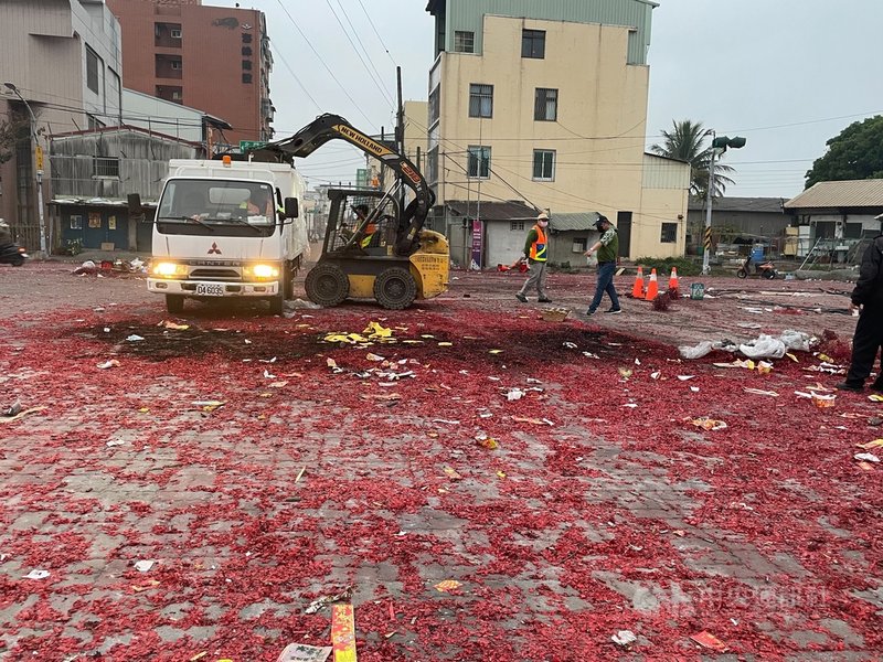 台南鹽水蜂炮26日晚間在武廟廣場集中施放,一般民眾禁入,27日凌晨落幕後共清出6.1公噸垃圾。(台南市政府提供)中央社記者張榮祥台南傳真 110年2月27日