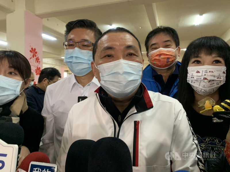 中國宣布3月起暫停進口台灣鳳梨,新北市長侯友宜(中)27日表示,台灣鳳梨甜度高、多汁,含豐富維他命,受世界歡迎,市場絕不要只在單一國家;現在面臨中國問題,政府更應平心靜氣雙向溝通。中央社記者沈佩瑤攝 110年2月27日