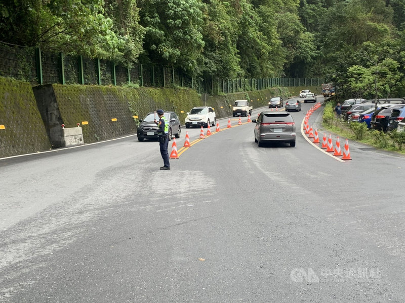 二二八連假首日,蘇花路廊27日上午5時許出現南下車潮,維持車多順暢,花蓮境內沒有回堵狀況。(新城警分局提供)中央社記者張祈傳真 110年2月27日