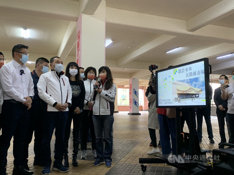 新北市長侯友宜(前左2)27日上午到五股區視察工商立體停車場新闢市場計畫,專心聆聽簡報。中央社記者沈佩瑤攝 110年2月27日