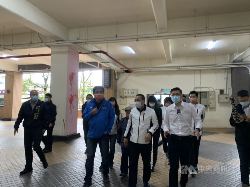 新北市長侯友宜(前中)27日上午到五股區視察工商立體停車場新闢市場計畫,並到各樓層了解相關配置。中央社記者沈佩瑤攝 110年2月27日