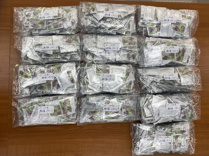台北市警察局大同分局偵查隊長鄭志誠27日指出,日前獲報,有民眾疑持毒品要販售,專案小組調查發現毒販為29歲連姓男子,且連男於居家檢疫期間外出,更在連男車內搜出1000多包混合型毒品果汁包。(翻攝畫面)中央社記者劉建邦傳真 110年2月27日