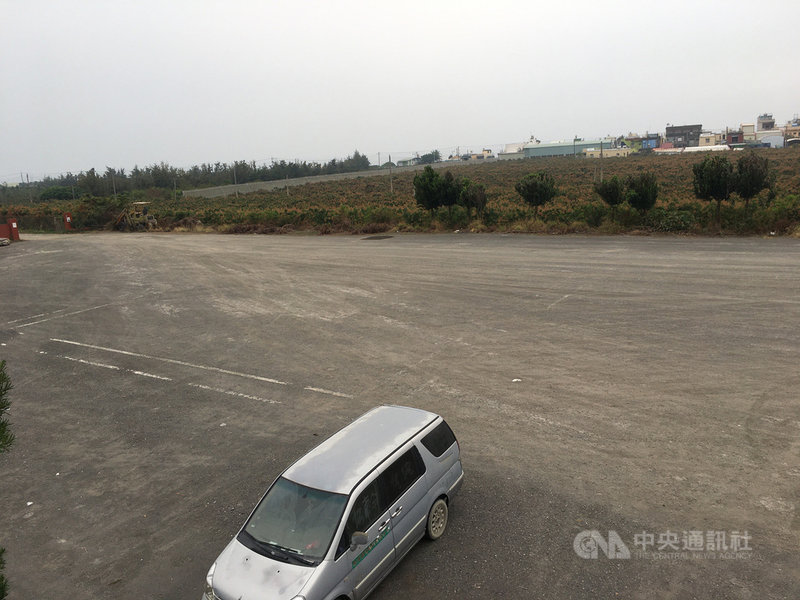 走向台鐵屏東加祿車站時,會先經過廣大的直升機停機坪,這樣一座小小車站卻有一個大大廣場,也讓不少民眾十分好奇,台鐵高雄運務段長徐竹平表示,當初設停機坪是為後送傷患用,不過至今仍未使用過。(徐竹平提供)中央社記者郭芷瑄傳真 110年2月27日