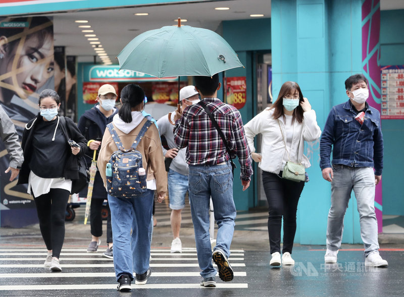 中央氣象局表示,27日受東北季風影響,水氣較多,北部、東半部地區有局部短暫雨。中央社記者張皓安攝 110年2月27日