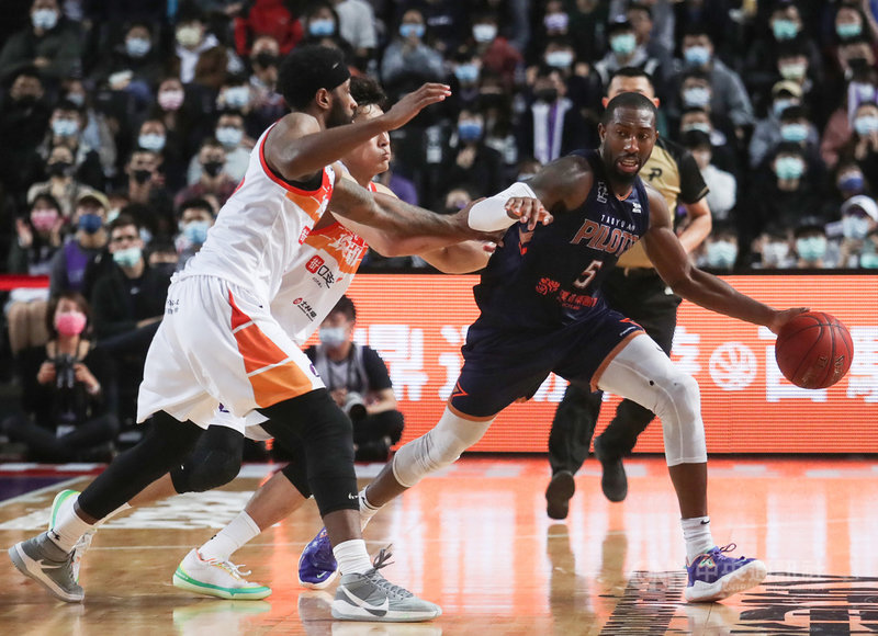 P. LEAGUE+聯盟27日例行賽事,桃園領航猿隊終場以106比98擊敗地主新竹街口攻城獅隊,領航猿洋將里德(Davon Reed)(前右)全場狂飆43分8籃板。中央社記者張新偉攝 110年2月27日