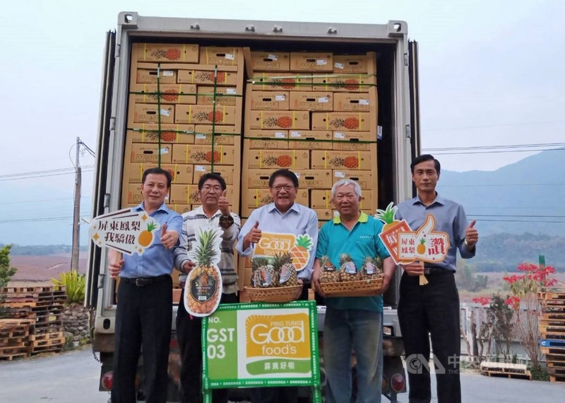 屏東縣高樹鄉銀獅農場鳳梨銷日貨櫃27日啟航,屏東縣長潘孟安(中)下午特地前往共同封櫃,鼓舞農民信心。(屏東縣政府提供)中央社記者郭芷瑄傳真 110年2月27日