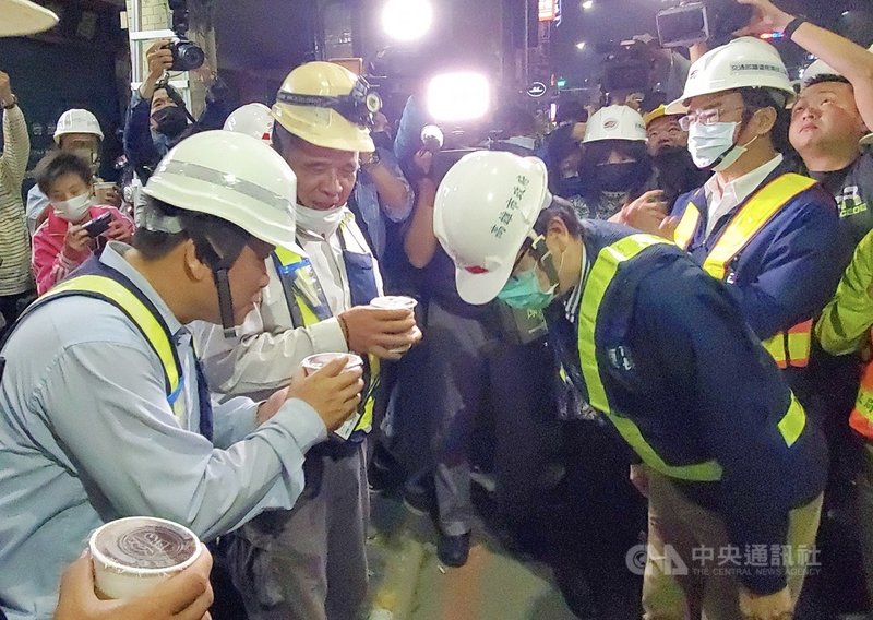配合高雄車站站區工程興建,貫穿市區的中博高架橋27 日0時起封路拆除,高雄市長陳其邁(前右)26日晚間前往中博高架橋下向工程人員表達慰問,並送上元宵湯圓,感謝他們犧牲連假趕工的辛勞。中央社記者董俊志攝 110年2月27日