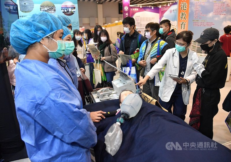 2021大學暨技職校院多元入學博覽會27日在台灣大學綜合體育館登場,參展學校展示智慧醫療護理模式,吸引不少學生圍觀,了解相關校系特色。中央社記者鄭清元攝 110年2月27日