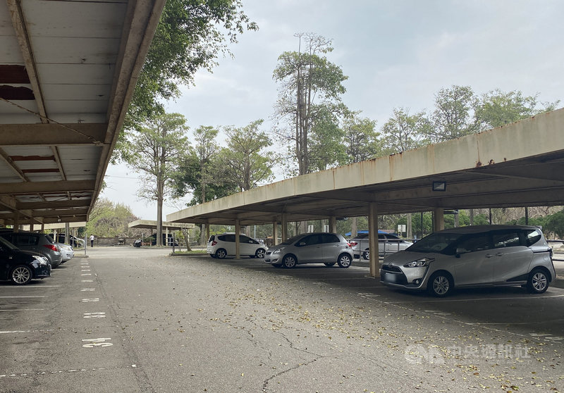台中市消防局日前獲報在南屯區培德路上的女子監獄員工停車場發生火警,消防人員到場迅速撲滅火勢,警方循線逮捕剛出獄、患有思覺失調症的林姓女子,林女疑因不滿監所人員管教才犯案。(民眾提供)中央社記者蘇木春傳真 110年2月27日