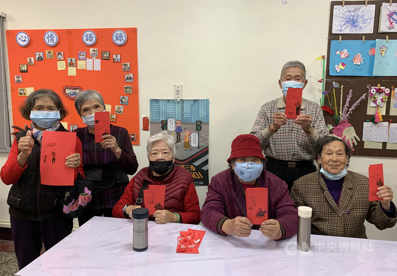新北市善用偏鄉學校空間,設置萬里、雙溪、三芝3處數位機會中心;在三芝中心的樂齡班特別開設紅包課,讓學員製作獨一無二的紅包袋,可以送給孫子。(新北市教育局提供)中央社記者黃旭昇新北市傳真 110年2月27日