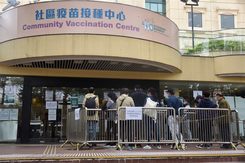 香港當局26日起為優先市民群組包括60歲以上人士接種中國科興公司的COVID-19疫苗。圖為已預約的市民在疫苗接種中心排隊。(中通社提供)中央社 110年2月26日