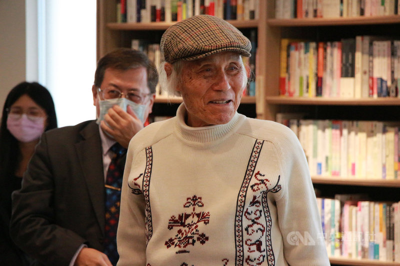 人權醫師陳永興27日到台中舉辦新書「台灣醫界人物百人傳」發表暨二二八專題演講活動,二二八事件時的台中民軍二七部隊長鍾逸人(前)也受邀到場。中央社記者蘇木春攝 110年2月27日