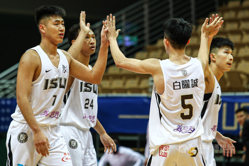 109學年度UBA大專籃球聯賽男子組8強複賽27日下午在新莊體育館進行健行科大對義守大學(圖)的賽程,義守靠著團隊外線高命中率,收下比賽勝利。中央社記者王騰毅攝 110年2月27日