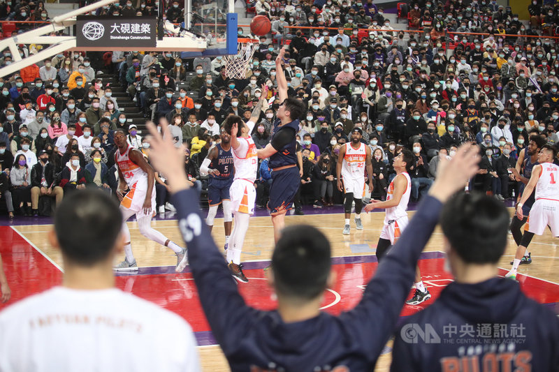 台灣職籃聯盟P. LEAGUE+(簡稱PLG)27日晚間在新竹縣體育館進行桃園領航猿與新竹街口攻城獅的賽事,一共吸引5103名球迷進場觀戰。中央社記者張新偉攝 110年2月27日