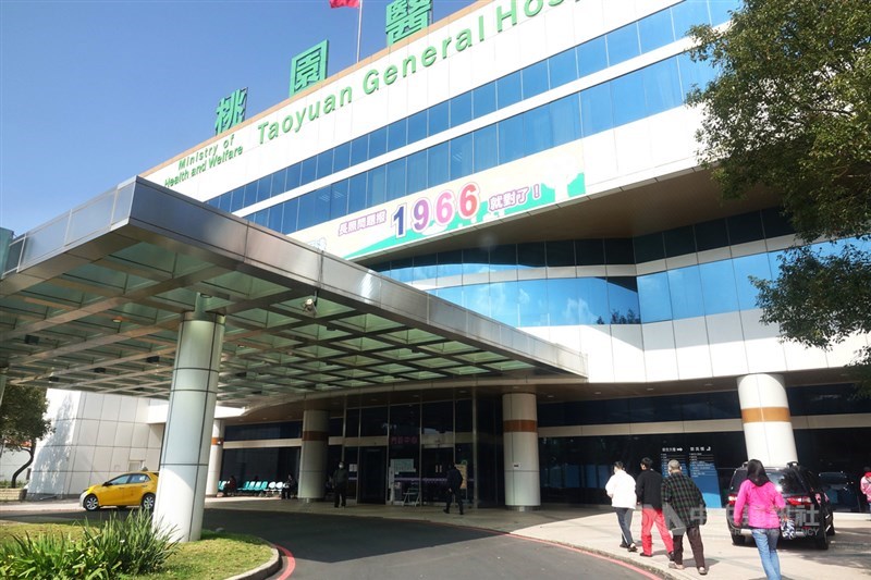 桃園醫院(圖)武漢肺炎院內感染釀多起家庭群聚,指揮中心27日公布檢討報告指出,此案病毒株的變異和加州變異株相同,家戶侵襲率高達22%,超乎預期。(中央社檔案照片)
