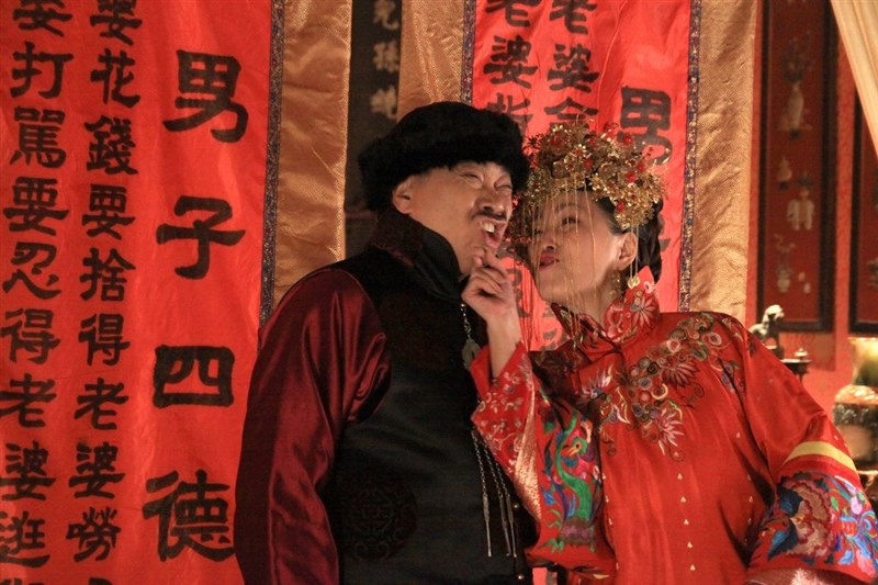 吳孟達(左)跟周星馳合作「賭聖」開啟演藝高峰,曾5度提名香港金像獎最佳男配角。圖為吳孟達2020年演出電視劇「歡喜婆婆俏媳婦」。(中新社)