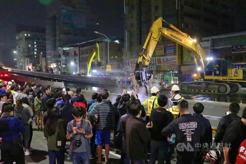 配合高雄車站站區工程興建,貫穿市區的中博高架橋27 日0時起封路拆除,附近路口26日晚間出現大批準備要跟中博高架橋告別的民眾,架起腳架拿起相機,紀錄高雄歷史的一刻。中央社記者董俊志攝 110年2月27日