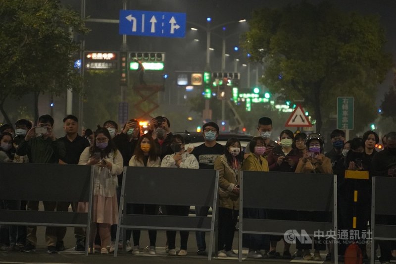 配合高雄車站站區工程興建,貫穿市區的中博高架橋27 日0時起封路拆除,附近路口26日晚間出現大批準備要跟中博高架橋告別的圍觀民眾,紀錄高雄歷史的一刻。中央社記者董俊志攝 110年2月27日
