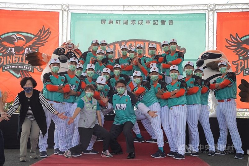 屏東城市棒球隊-屏東紅尾隊27日在屏東熱帶農業博覽會主舞台正式亮相,縣長潘孟安(前中)與全體隊職員合影,期許球員在球場上展現屏東精神,在賽事中奪取佳績。(屏東縣政府提供)中央社記者郭芷瑄傳真 110年2月27日