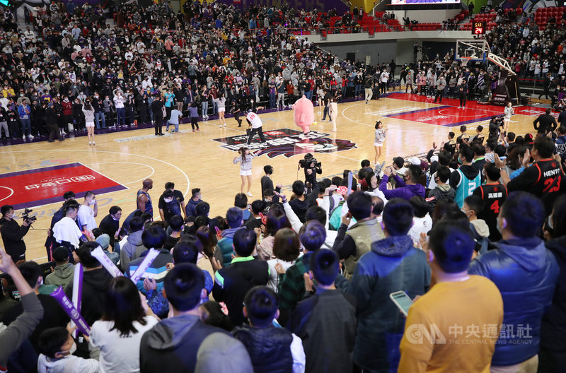 台灣職籃聯盟P. LEAGUE+例行賽持續進行,27日桃園領航猿隊作客新竹縣體育館,與地主新竹街口攻城獅隊交手,共吸引5103名球迷進場,節間在主持人帶領下,全場起身跳舞。中央社記者張新偉攝 110年2月27日