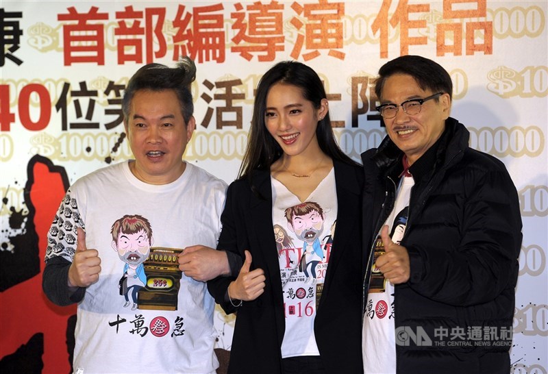 吳孟達(右)晚年多次傳出身體狀況不佳,不只有糖尿病、心律不整和三高病史,2014年更因病毒感染導致心臟衰竭。圖為2015年吳孟達來台參加電影「十萬夥急」首映宣傳造勢。(中央社檔案照片)
