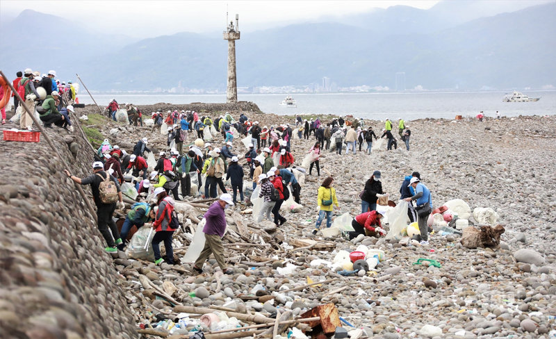為迎接今年3月重新開放登龜山島觀光,交通部觀光局東北角暨宜蘭海岸國家風景區管理處27日邀集相關單位約300人到島上淨灘,也盼藉活動喚起民眾保育意識,共同維護海洋自然面貌。(東北角暨宜蘭國家風景區管理處提供)中央社記者沈如峰宜蘭縣傳真 110年2月27日
