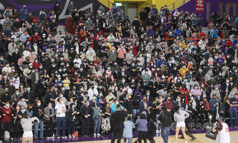 台灣職籃聯盟P. LEAGUE+(簡稱PLG)27日在新竹縣體育館進行桃園領航猿與新竹街口攻城獅的例行賽事,5103名球迷進場為支持球隊加油打氣。中央社記者張新偉攝 110年2月27日