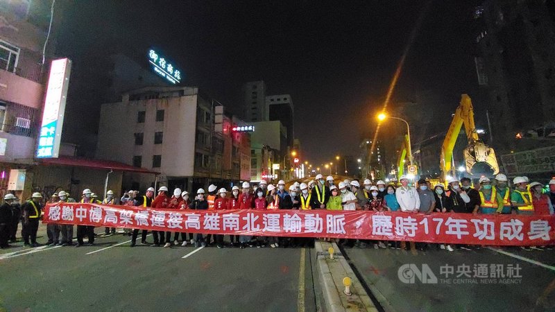 通車17年的中博高架橋27日0時走入歷史,高雄市長陳其邁26日晚間前往工程現場贈送元宵湯圓慰勞工人,之後拉開布條感謝中博高架橋「功成身退」,並宣告啟動拆除開工典禮。中央社記者董俊志攝 110年2月27日