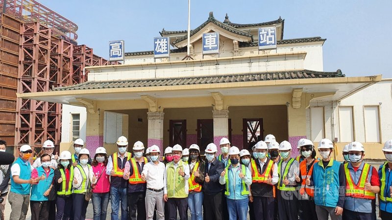 舊火車站高雄願景館將在2021年8月啟動歸寧返回市區中軸線,繼續扮演文化傳承的角色。市府團隊27日上午與願景館合影,期盼城市門戶大變身。中央社記者洪學廣攝 110年2月27日