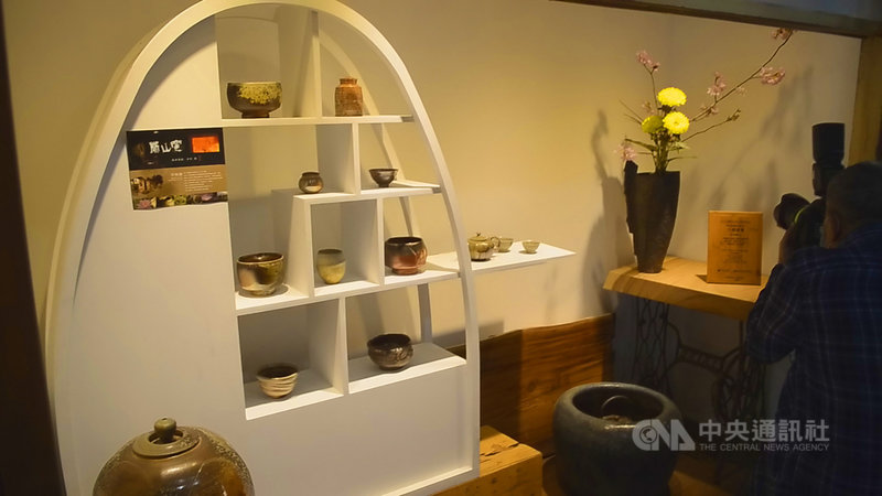 嘉義縣陶藝家李俊蘭榮獲國立台灣工藝研究發展中心第6屆「台灣工藝之家」認證,他在位於嘉義朴子的「蘭山窯藝文空間」內展示多件陶藝作品。中央社記者蔡智明攝 110年2月27日