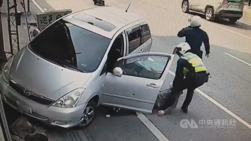 嘉義市警方27日下午在市區盤查可疑車輛,遇劉姓男子不願下車,還駕車衝撞警用機車逃離,警方開3槍制止,轎車失控撞到路旁店家,警方上前拉出劉男發現他頭部中彈,緊急送醫搶救。(民眾提供)中央社記者蔡智明傳真 110年2月27日