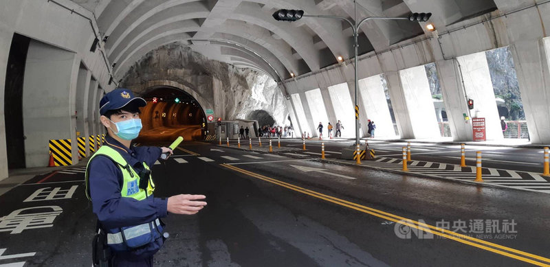 二二八連假首日,27日台8線中橫公路太魯閣口至燕子口車輛不多。(新城警分局提供)中央社記者張祈傳真 110年2月27日