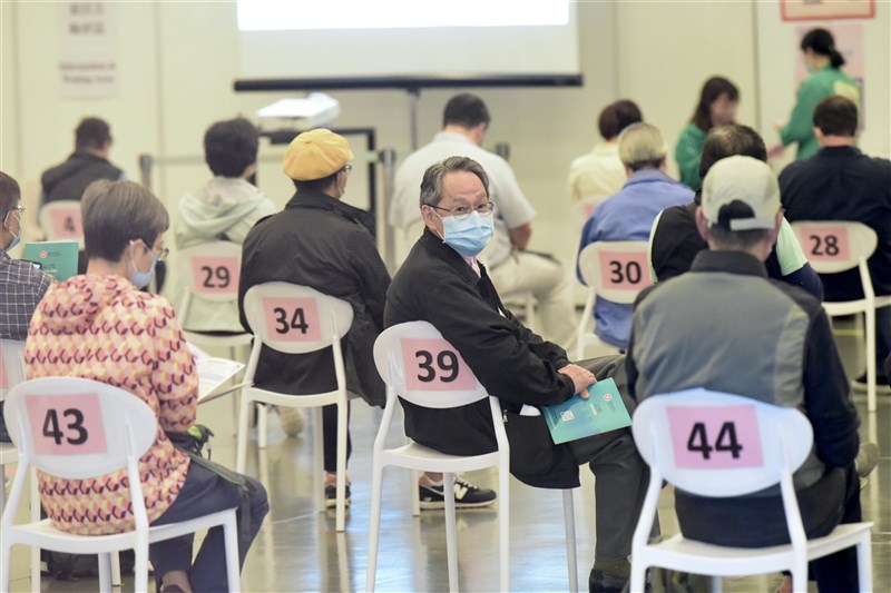 武漢肺炎肆虐全球,香港疫情回升,26日正式展開疫苗施打計畫。圖為26日香港民眾等待接種疫苗。(中新社)