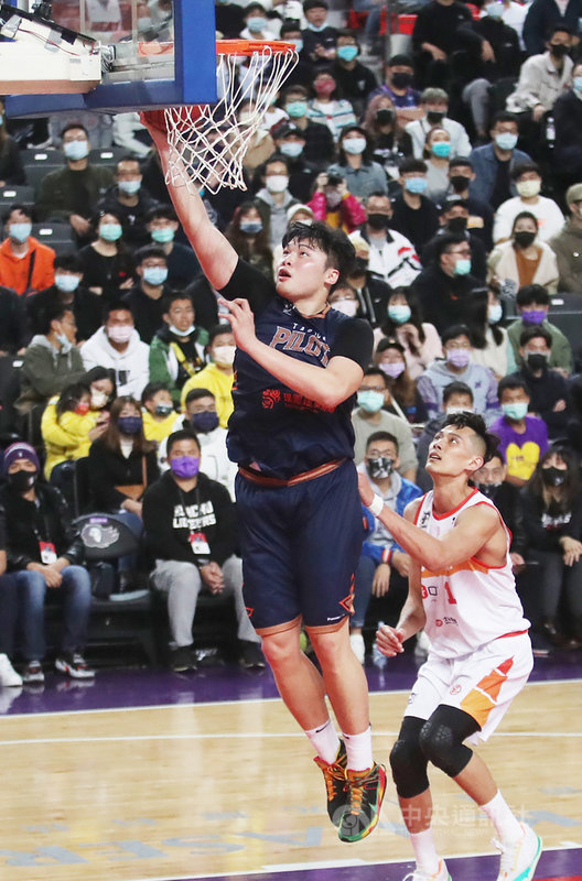 台灣職籃聯盟P. LEAGUE+(簡稱PLG)桃園領航猿隊27日踢館新竹街口攻城獅隊,終場成功以106比98奪勝,其中領航猿陳冠全(左)貢獻14分6籃板。中央社記者張新偉攝 110年2月27日