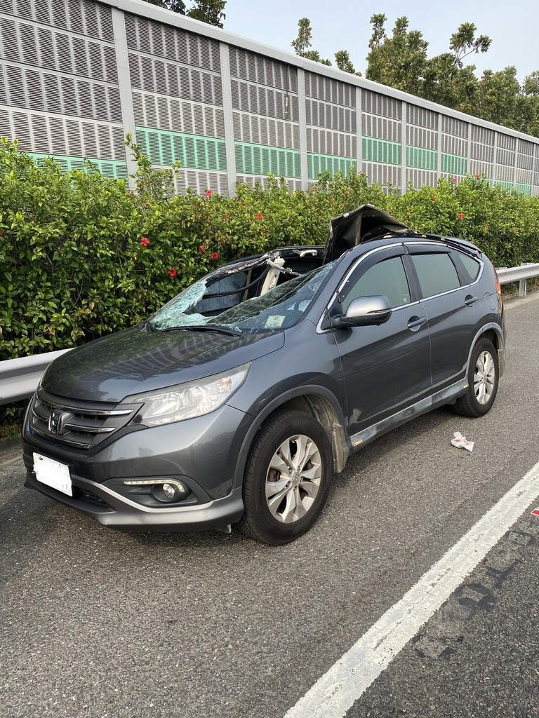 國道1號一輛大貨車27日上午行經364.4公里高雄段時,輪胎脫落飛至對向砸到一輛自小客車,之後還波及另輛車。1名女乘客疑遭砸送醫不治,另2人仍在急救。(國道公路警察局提供)中央社記者洪學廣傳真 110年2月27日