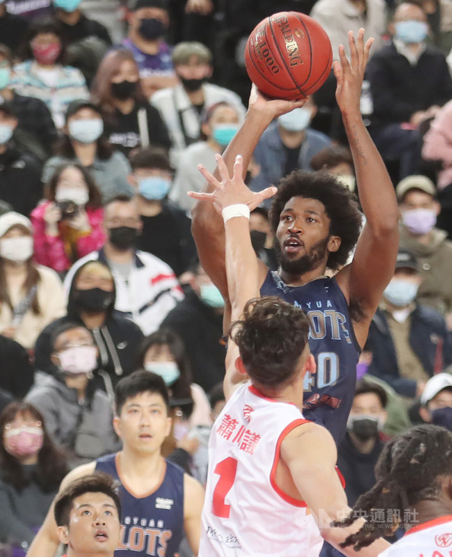 台灣職籃聯盟P. LEAGUE+(簡稱PLG)27日在新竹縣體育館由桃園領航猿與新竹街口攻城獅交手,領航猿洋將傑克(Kadeem Jack)(持球者)全場拿下12分12籃板,助隊以106比98奪勝。中央社記者張新偉攝 110年2月27日