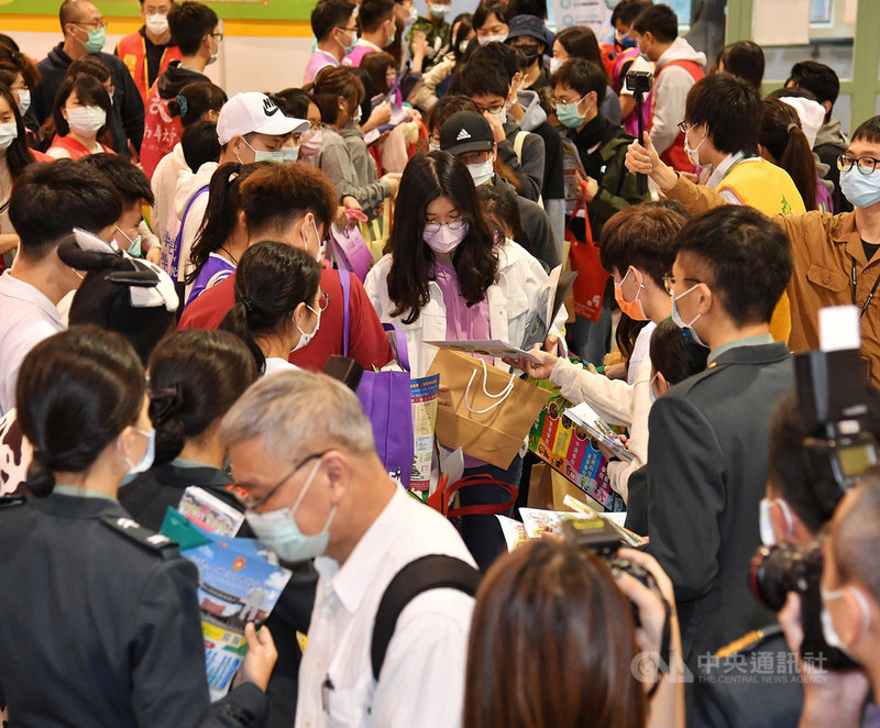 2021大學暨技職校院多元入學博覽會27日在台灣大學綜合體育館登場,參展學校在考生入場後發放傳單,介紹科系特色,協助考生找出適合的校系。中央社記者鄭清元攝 110年2月27日