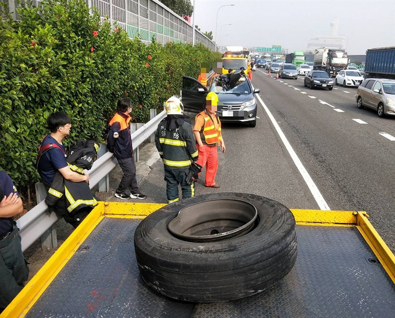 黃姓男子27日上午駕駛貨櫃曳引車行經國道1號,但後方板車輪胎突然脫落噴飛,砸中對向車輛,釀1死2傷慘劇。黃男稱車頭車主是自己,但板車則是跟別人借的,對輪胎為什麼會脫落,他完全沒有頭緒。(民眾提供)中央社記者洪學廣傳真 110年2月27日