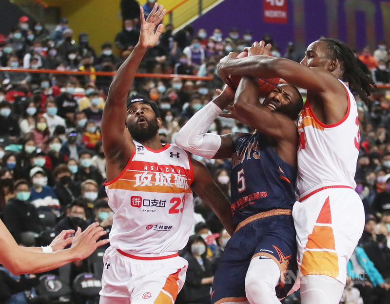 台灣職籃聯盟P. LEAGUE+27日晚間新竹賽事,桃園領航猿終場以106比98擊敗地主新竹街口攻城獅,領航猿洋將里德(Davon Reed)(中)持球進攻時,遭到攻城獅洋將塔壁(Hasheem Thabeet)(右)、狠投(LaDontae Henton)(左)包夾。中央社記者張新偉攝 110年2月27日