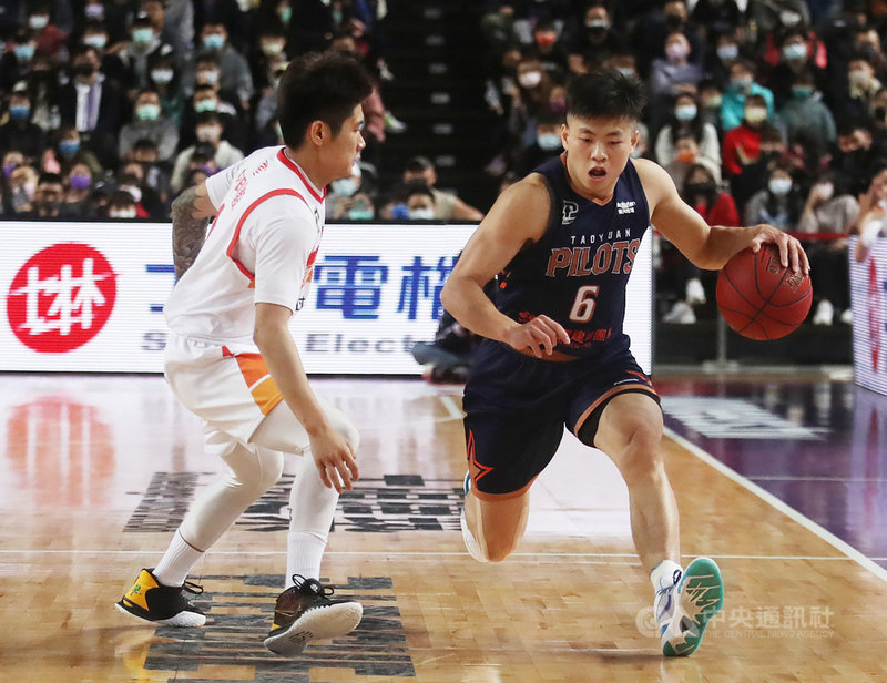 台灣職籃聯盟P. LEAGUE+例行賽程持續展開,27日在新竹縣體育館由桃園領航猿迎戰新竹街口攻城獅,終場領航猿以106比98奪勝,其中關達祐(右)全場貢獻14分9 助攻。中央社記者張新偉攝 110年2月27日