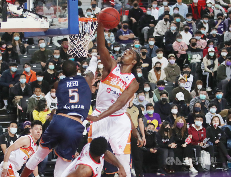 台灣職籃聯盟P. LEAGUE+新竹街口攻城獅隊27日主場迎戰桃園領航猿,攻城獅洋將塔壁(Hasheem Thabeet)(右)拿下17分18籃板,可惜球隊終場仍以98比106吞敗。中央社記者張新偉攝 110年2月27日