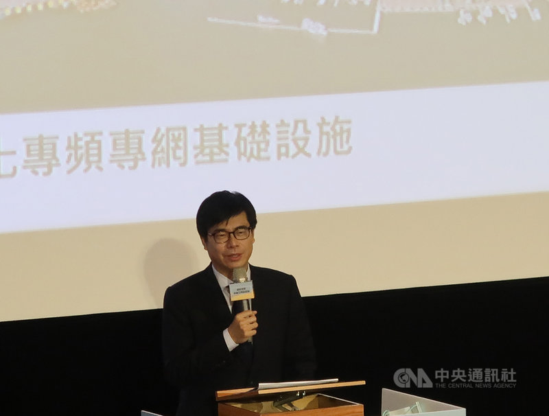 高雄市要打造亞洲新灣區為5G AIoT創新園區,市長陳其邁28日公布融資及減稅等優惠方案,鼓勵業者投資高雄。中央社記者王淑芬攝 110年2月28日