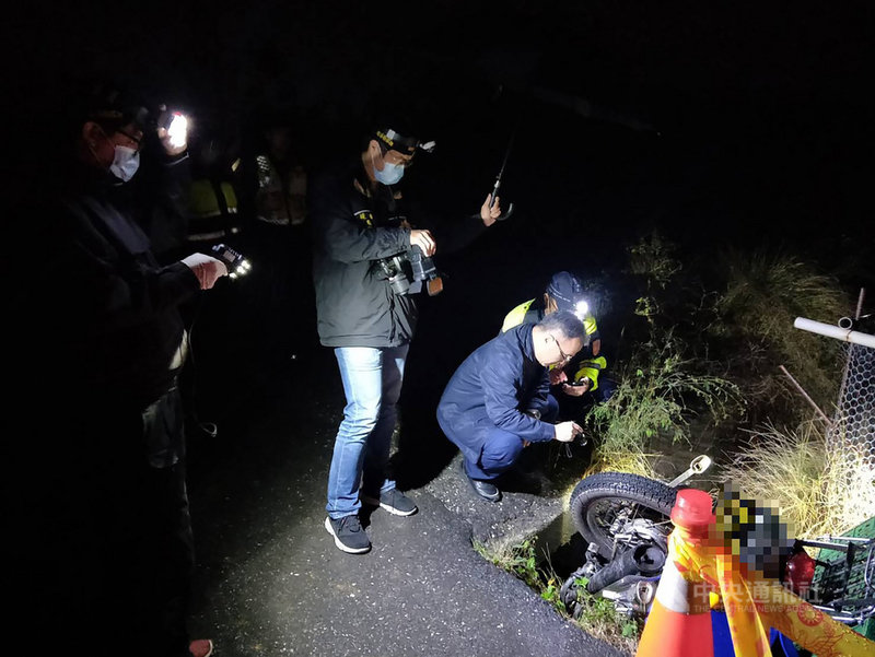 台東縣警察局28日表示,27日晚間獲報鄭姓老翁騎機車載蔡姓阿嬤,不慎摔入水溝,員警到場協助將兩人送醫急救,鄭姓老翁急救無效,宣告死亡,蔡姓阿嬤重傷仍在醫院治療。(台東縣警察局提供)中央社記者李先鳳傳真 110年2月28日