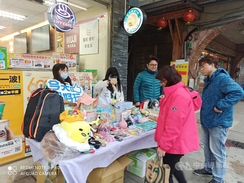 馬祖家扶中心舉辦義賣活動,吸引居民與遊客撿便宜又做愛心,共募集約新台幣6000元,將運用在孩童的獎助學金與添購學習用品。(李政寰提供)中央社記者邱筠馬祖傳真 110年2月28日